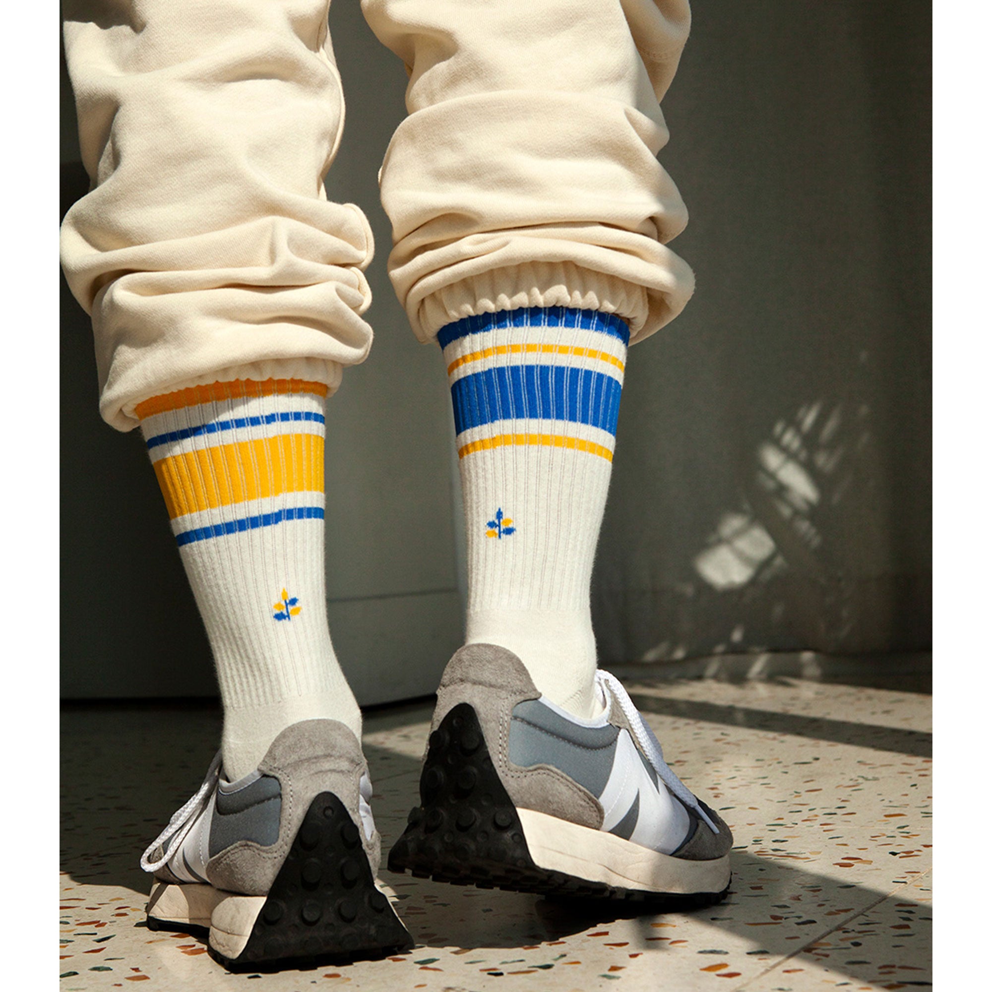 Men&#39;s Mismatched Vintage Stripe Blue and Yellow, White Socks